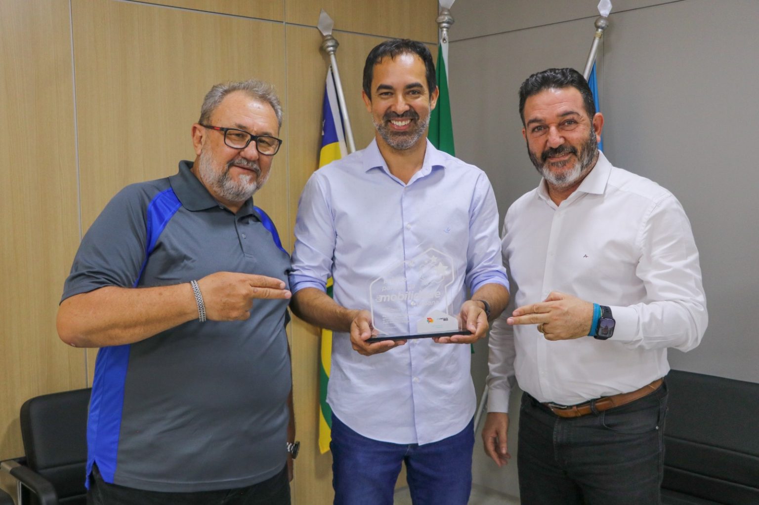 Fernando Pellozo recebe prêmio nacional pelos investimentos na mobilidade de Senador Canedo