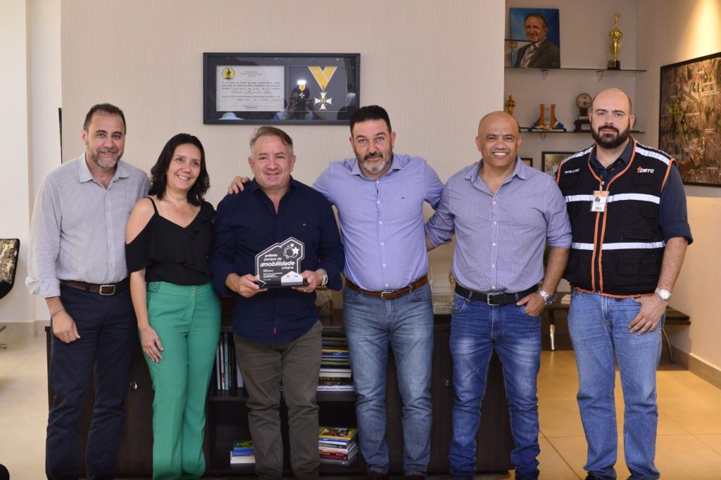 Vilmar Mariano recebe prêmio por investimento no transporte público