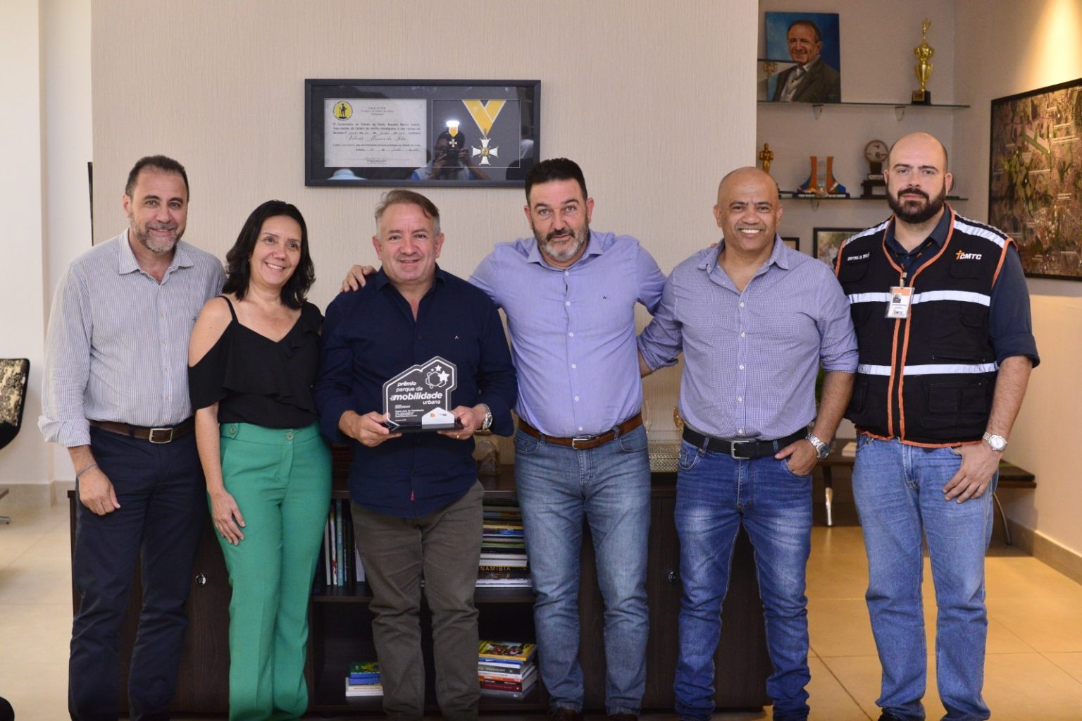 Vilmar Mariano recebe prêmio por investimento no transporte público