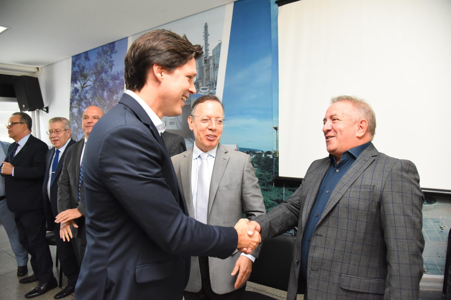 Prefeito Vilmar Mariano, vice-governador e presidente do TJ vistoriam obra de construção do novo fórum de Aparecida