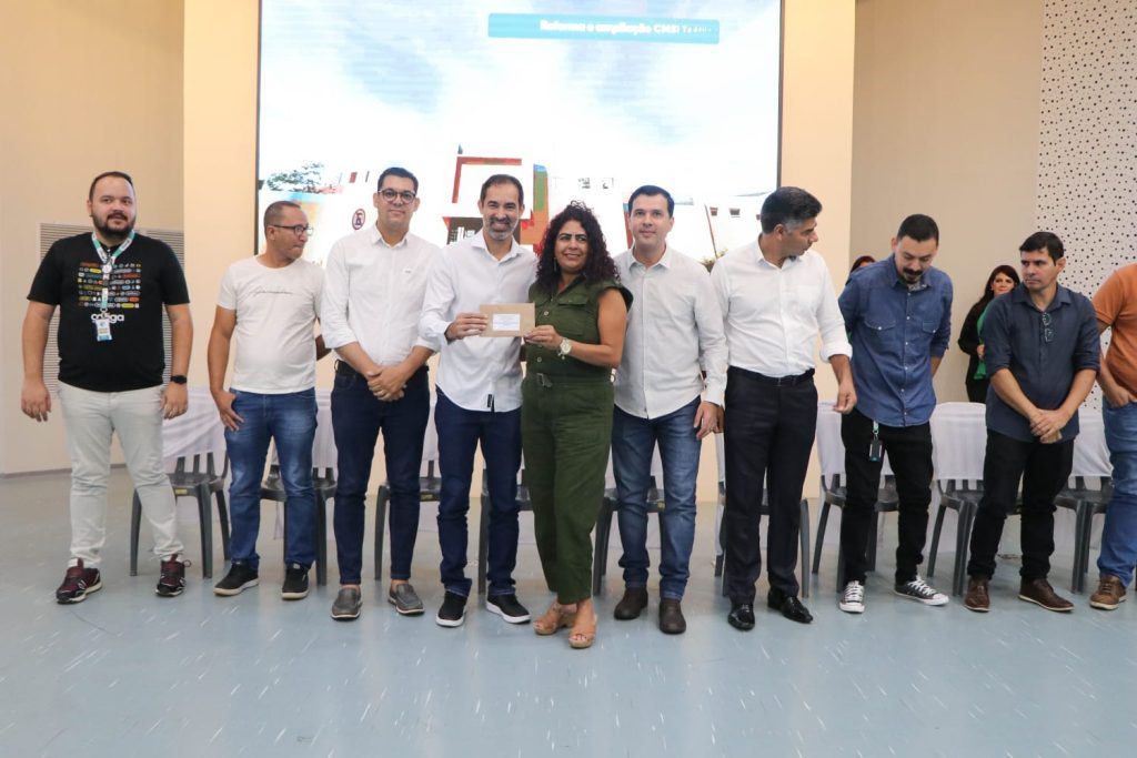 Pellozo entrega mais tablets e chips a alunos da rede municipal