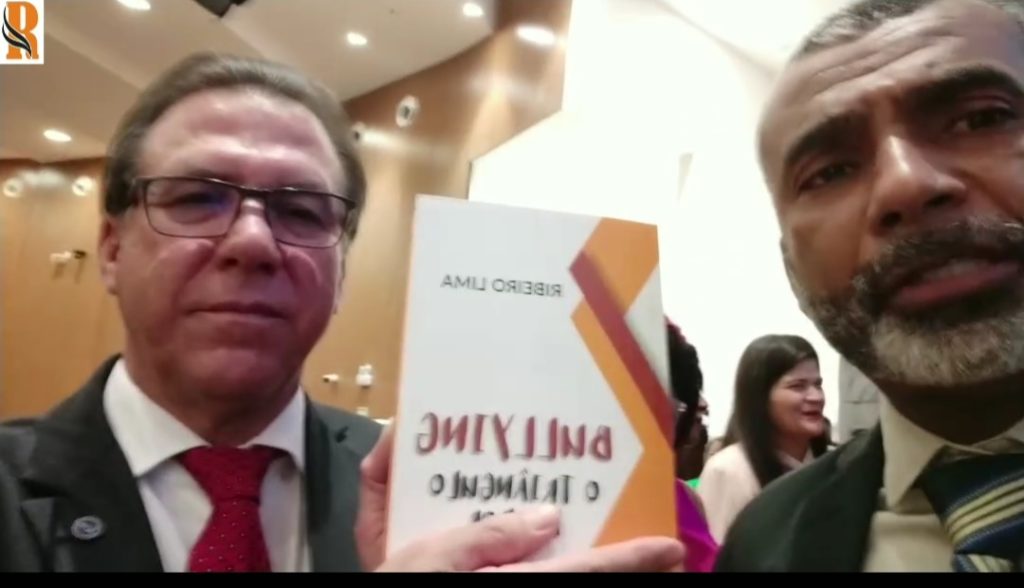 Ministro do Trabalho e Emprego Luiz Marinho recebeu o livro Bullying o Triângulo da Dor